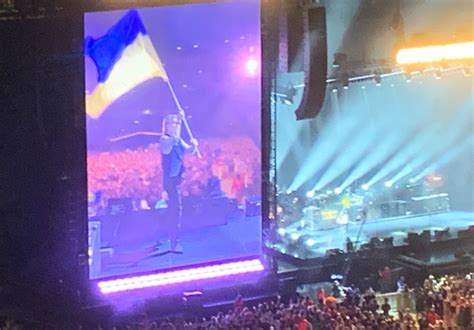 Paul McCartney Waves Ukrainian Flag At U S Concert CNSNews