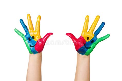 Les Mains De L Enfant Ont Peint L Aquarelle Sur Le Fond Blanc Image