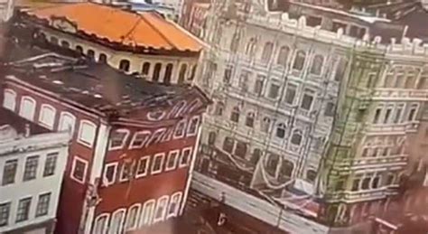 VÍDEO imagens mostram momento que prédio histórico desaba em Salvador