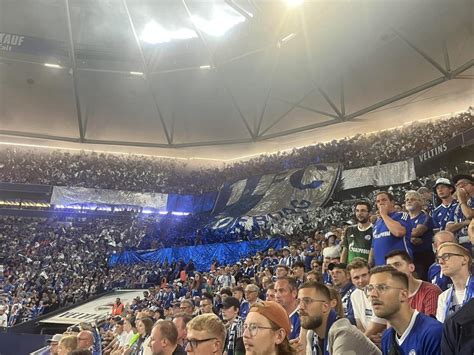 Schalker Ultras reagierten mit großer Rauchaktion auf Choreo Verbot