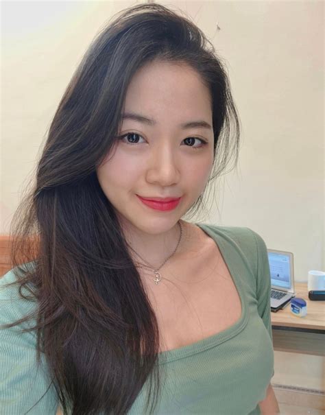 Vẻ đẹp dễ thương của hot girl múa quạt cổ vũ Serbia trong Nóng cùng World Cup