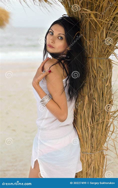 Αρκετά νέο Brunette σε μια παραλία Στοκ Εικόνα εικόνα από bazaars