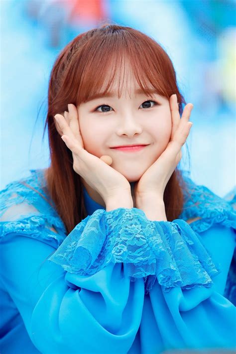 Loona Pics On Twitter Chuu Loona Korean Girl Groups Girl