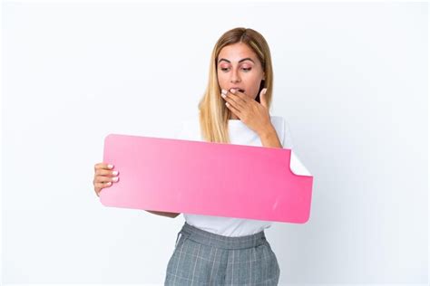 Blonde fille uruguayenne isolée sur fond blanc tenant une pancarte vide avec une expression