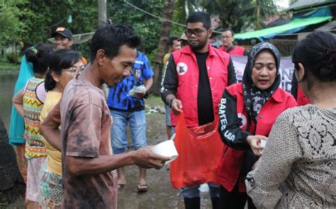 Begini Cara Banteng Muda Indonesia Membantu Korban Banjir Di Lebak