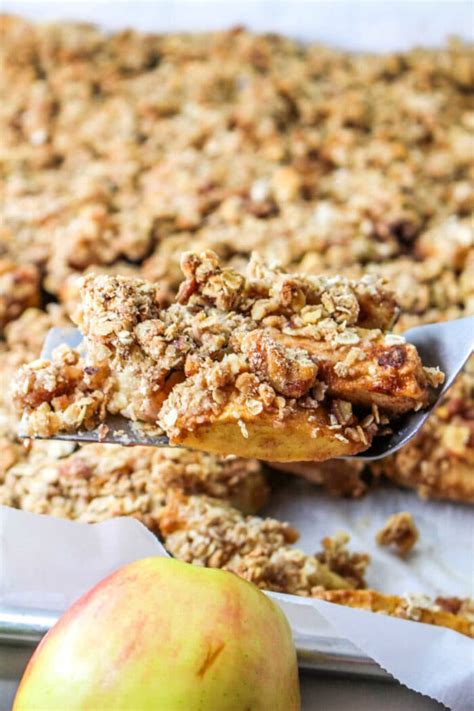 Old Fashioned Apple Slices Recipe with Oat Crumble in Oven