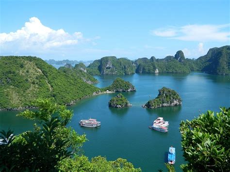 Ha Long Bay, Vietnam - AloneReaders.com