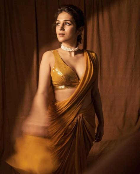Shraddha Das Hot Cleavage And Navel Exposed In Sleeveless Saree Glamsundari In