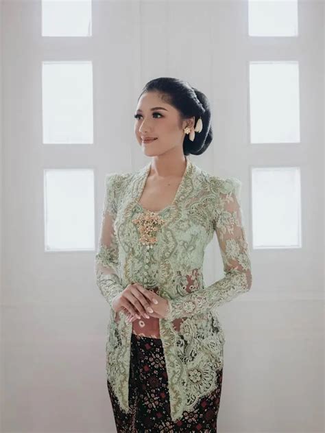 Inspirasi Padu Padan Kebaya Dan Stagen Dari Beby Tsabina Hingga Erina