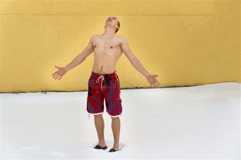 El Hombre Desnudo En El Invierno Fotos De Stock Fotos Libres De