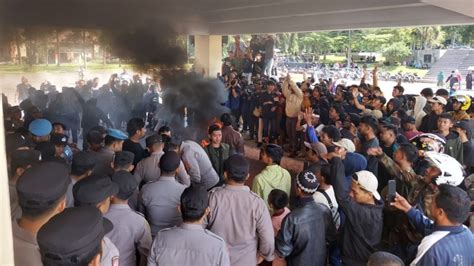 Warga Padakembang Kabupaten Tasikmalaya Demo Jalan Rusak Delapan Tahun