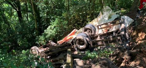 Motorista morre após caminhão cair em ribanceira na descida da BR 040