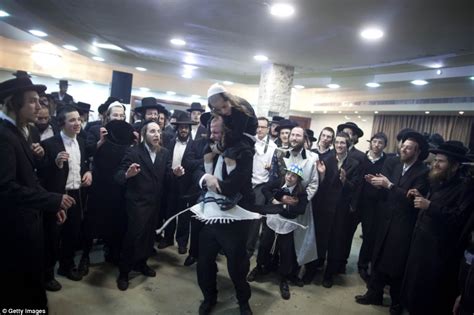 Haredi Ultra Orthodox Jewish Wedding In Jerusalem Daily Mail Online