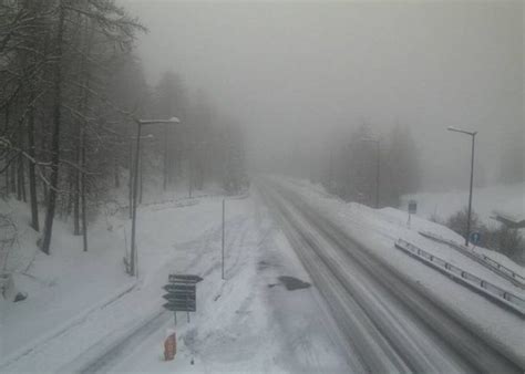 Neve Chiuso Ai Mezzi Pesanti Il Traforo Del Gran San Bernardo Aostasera