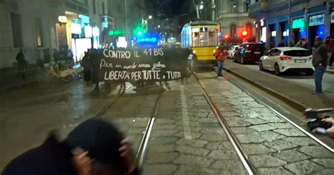 Cospito Corteo Degli Anarchici A Milano Cameraman Ferito Alla Testa