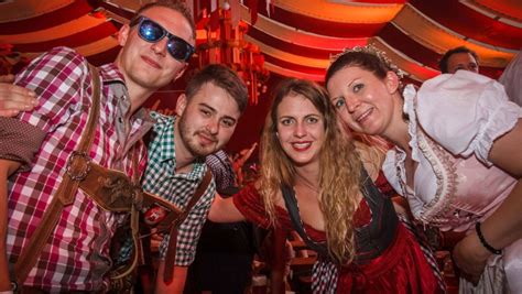 Party Auf Dem Cannstatter Volksfest Der Ganz Normale Wasen Wahnsinn