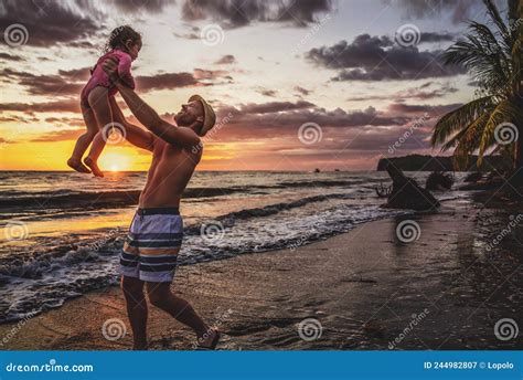 Família Feliz Na Praia Um Pai E Filha Bebê Se Divertindo No Pôr Do Sol