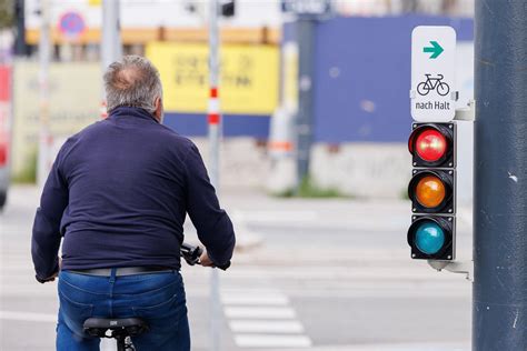 Abbiegen bei Rot 469 Ampeln für Radler in Wien freigegeben