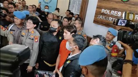 Detik Detik Rizky Billar Keluar Menggunakan Baju Orange Youtube