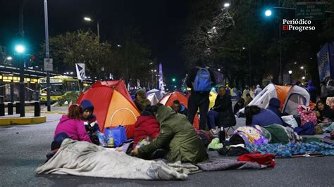 Piqueteros acampan en la 9 de julio Qué reclaman y qué dice el gobierno