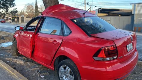 Termina hecho chatarra vehículo tras fuerte impacto en Saltillo hay un