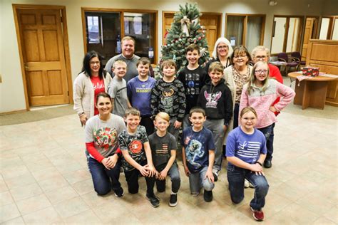 Fourth Graders Carry On Bank Tree Decorating Tradition True Dakotan