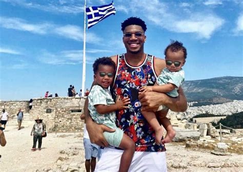 Giannis Antetokounmpo Takes Sons To The Acropolis - GreekReporter.com