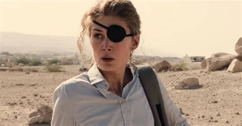 A Private War Film Review Rosamund Pike Leads From The Front