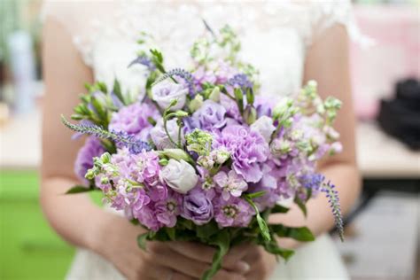 Ramo Hermoso De La Boda En Las Manos De La Novia Foto De Archivo