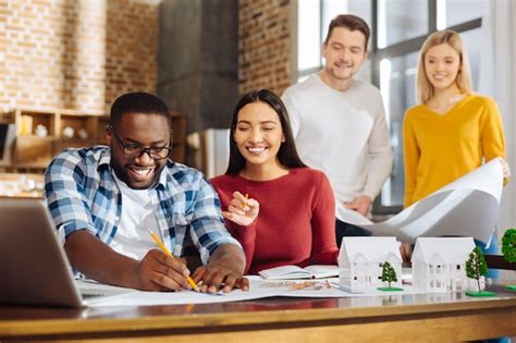 Hora De Trabalhar Grupo De Jovens Colegas Alegres E Bonitas Discutindo