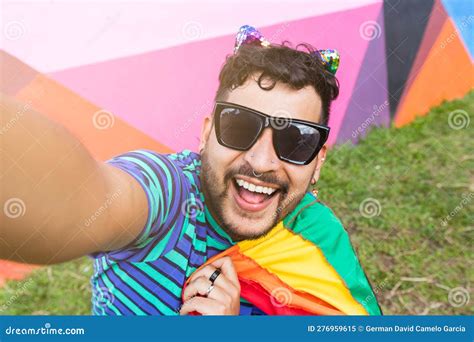 Selfie Arco Iris Hombre Gay Celebra El Orgullo Con La Bandera En El Parque Soleado Imagen De