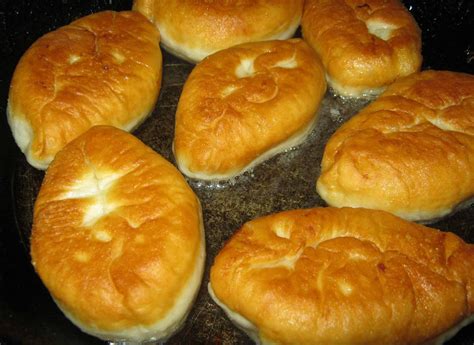 Пирожки с яйцом и зеленым луком в духовке и жаренные на сковороде