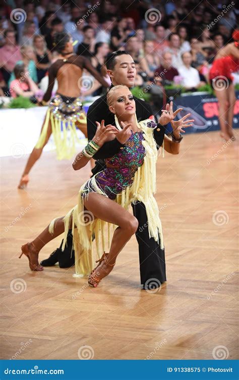 Couples Latins De Danse Dans Une Pose De Danse Image éditorial Image Du Ballroom Mûr 91338575