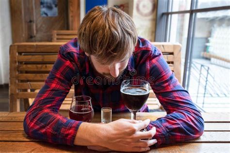 De Eenzame Man In Een Depressie Een Sterke Alcoholische Drank Drinkt Aan De Bar De Strijd Van