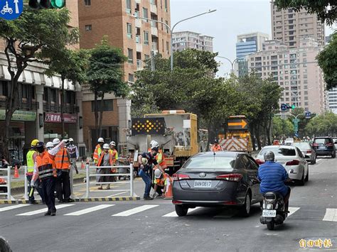 高雄輕軌大順路段延宕2年施工 首日交通稍為不順民眾憂黑暗期 高雄市 自由時報電子報