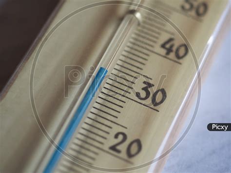 image  thermometer showing      degrees ll picxy