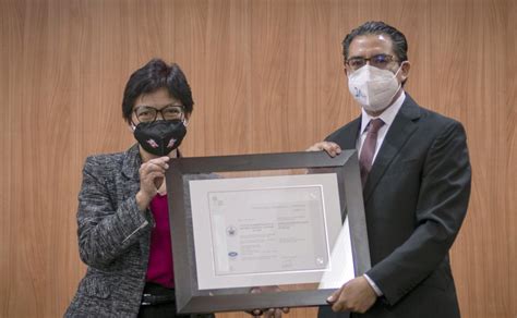 Lilia Cedillo Recibe Certificaciones Iso De La Facultad De