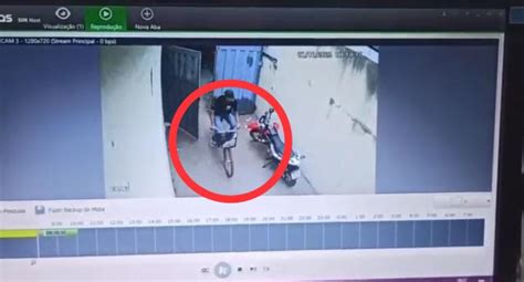 Câmeras De Segurança Flagram Homem Furtando Bicicleta Enquanto Vítima