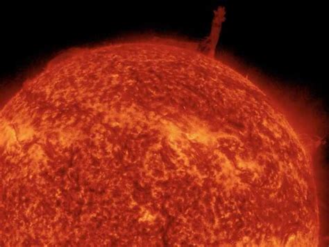 極大期を迎えた太陽、巨大なプロミネンスを噴出nasaの太陽観測衛星が撮影（ビジネスインサイダージャパン）