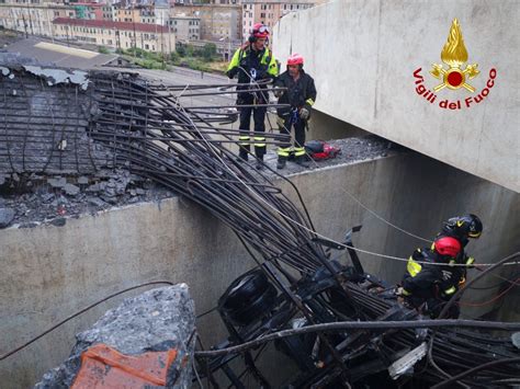 Genova Il Giorno Dopo Il Crollo Del Ponte Morandi Sulla A10 Corriere It