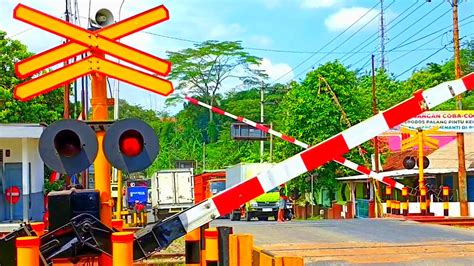 Palang Pintu Kereta Api Railroad Crossing Ka Bengawan Youtube