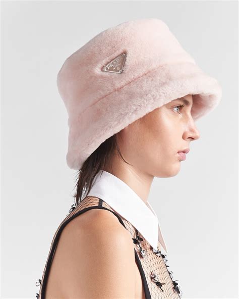 Arriba 50 Imagen Pink Fur Prada Bucket Hat Abzlocal Mx