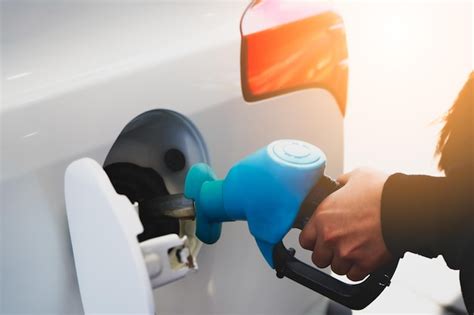 Reabastecimiento De Combustible Del Coche En La Gasolinera Llenar El