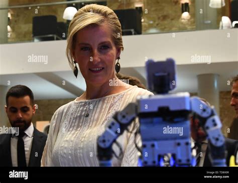 La Condesa de Wessex mirando un robot durante el cumpleaños de la Reina