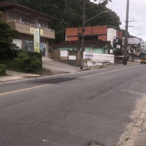 Moradores Colocam Placa Em Buraco Que Completou Meses Em Rua De Joinville