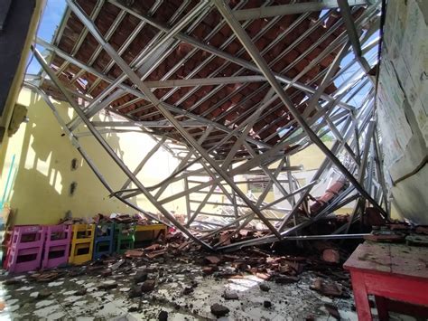 Atap Gedung SDN 2 Sukadana Indramayu Ambruk Diterjang Hujan Dan Angin