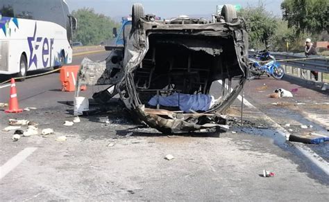 Vuelca y se incendia camioneta en la México Puebla hay dos muertos y