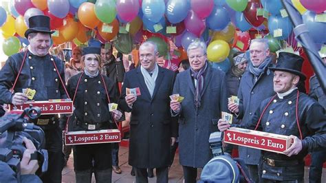 Bürgermeister Böhrnsen eröffnet auf dem Hanseatenhof den Losverkauf