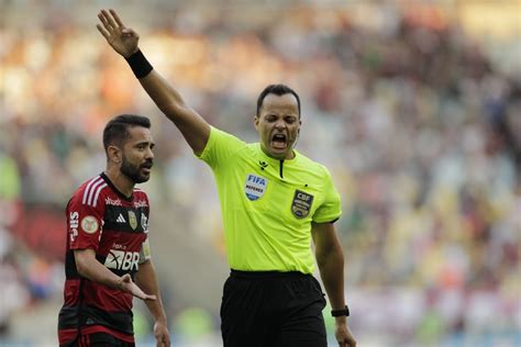 Presidente do Fluminense ira à CBF fazer representação contra árbitro