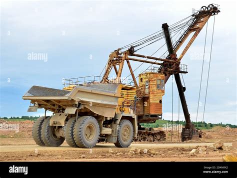 Große Bergbau LKW Transport von Mineralien im Steinbruch Tagebau von